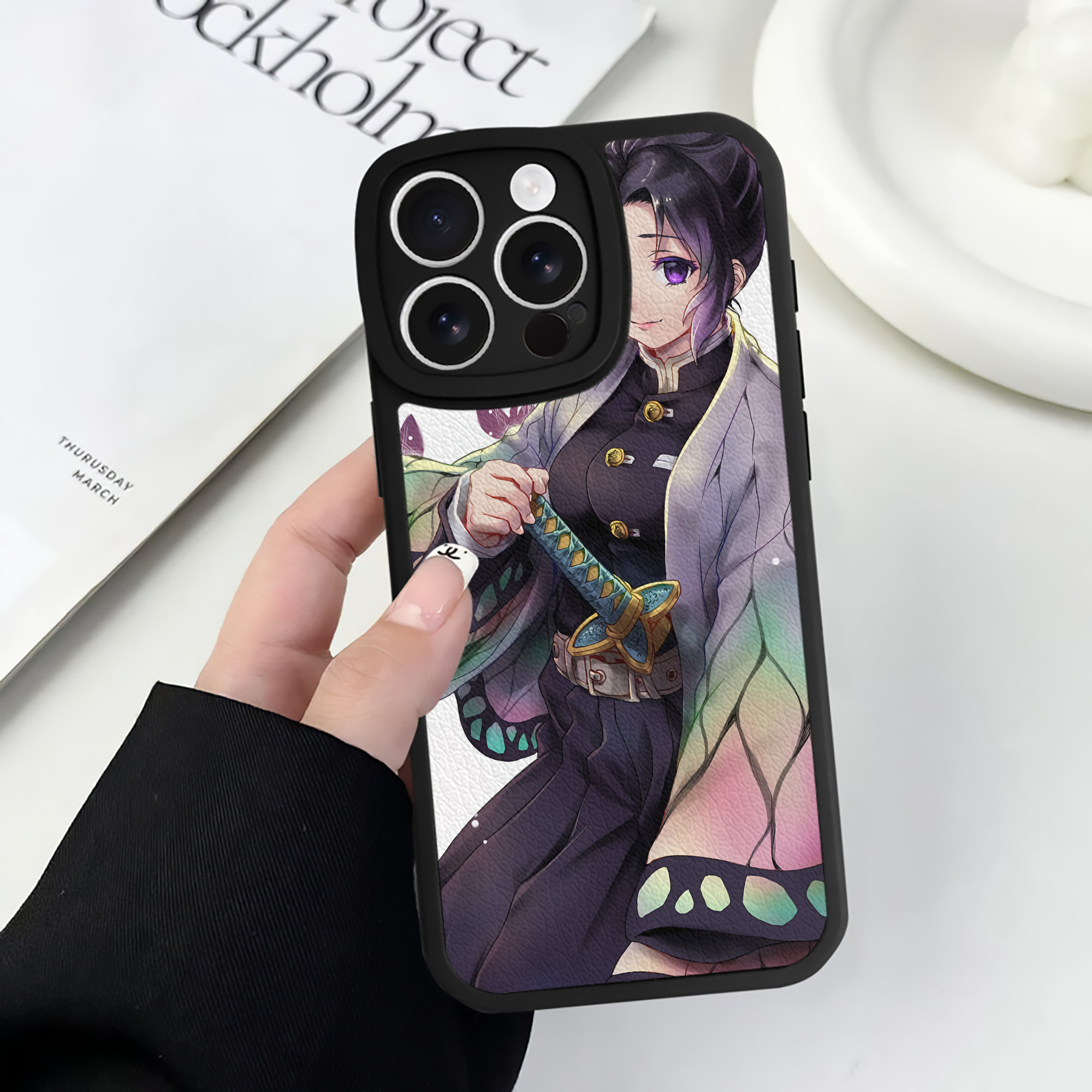 （画像用） 鬼滅の刃（きめつのやいば）蟲柱-胡蝶 しのぶ／こちょう しのぶ Kochou Shinobu 【iPhone 16シリーズ対応】シリコンスマホケース（レザー調） 材質：シリコン